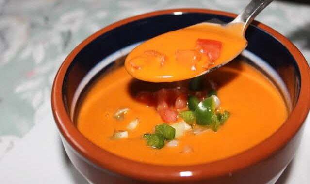 Gazpacho andaluz con guarnición