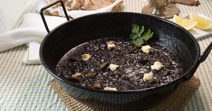 Arroz negro con calamares y alioli