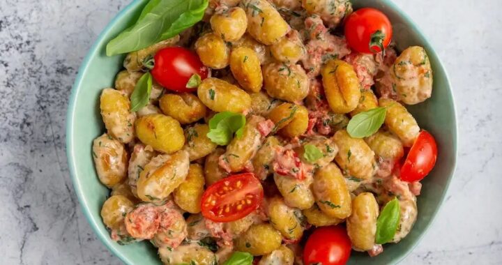 Gnocchi con tomate y albahaca